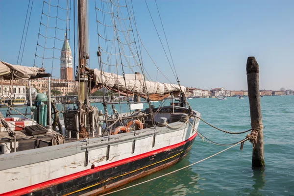 VENICE, ITÁLIA - Março 13, 2014: Veleiro e Canal Grande . — Fotografia de Stock