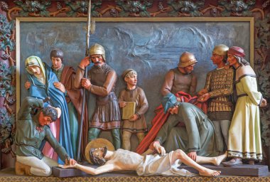 Brugge, Belçika - 13 Haziran 2014: İsa'nın çarmıha çivilenmiş. İsa'nın tutkusu bir parçası olarak St giles (sint gilliskerk) kabartma döngüsü.