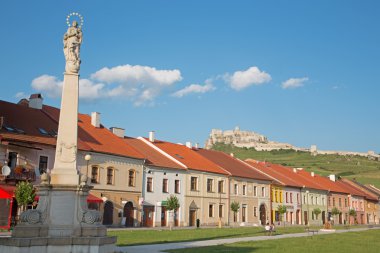spisske podhradie, Slovakya - 19 Temmuz 2014: kare planda spissky kale kalıntıları ve spisske podhradie.
