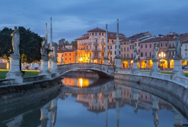 Padua - prato della valle akşam karanlığında,