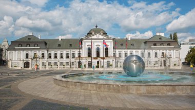Bratislava, Slovakya - 21 Eylül 2014: devlet başkanları (veya grasalkovic) tarafından heykeltıraş tibor bartfay Sarayı ve Çeşme 