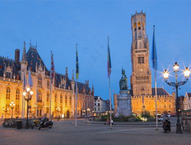 Bruges, Belçika - 13 Haziran 2014: akşam karanlığında grote markt. Belfort van brugge ve provinciaal hof binalar ve ve jan breydel ve pieter de coninck Anıtı