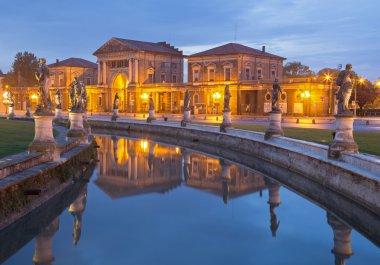 Padua - prato della valle akşam karanlığında,
