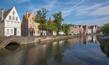 Bruges, Belçika - 13 Haziran 2014: genellikle langerei cadde üzerinden kanal üzerinden evler.
