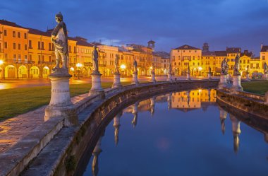 Padua - prato della valle akşam karanlığında,
