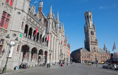 Bruges, Belçika - 13 Haziran 2014: grote markt belfort van brugge ve provinciaal hof bina ile.