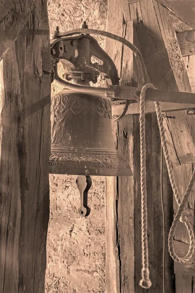 O velho sino da morte na torre da igreja — Fotografia de Stock