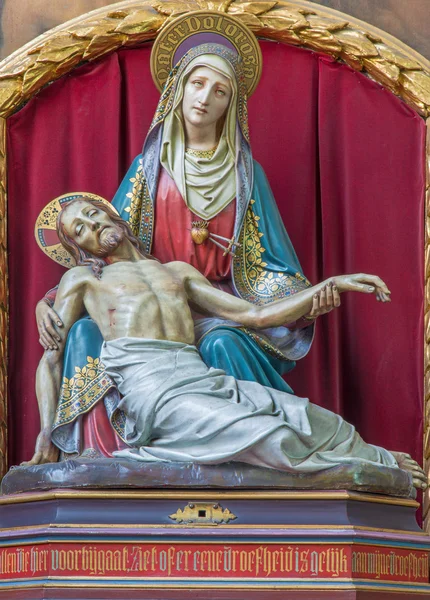 BRUGES, BELGIUM - JUNE 12, 2014: The neo-gothic carved Pieta in st. Jacobs church (Jakobskerk). — Stock Photo, Image