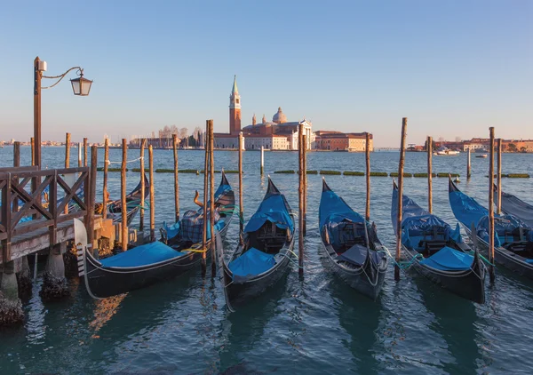 Venecia - góndolas y iglesia de San Giorgio Maggiore —  Fotos de Stock