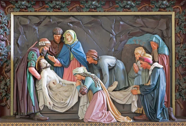 BRUGGE, BELGIUM - JUNE 13, 2014: The Burial of Christ. Relief in st. Giles (Sint Gilliskerk) sebagai bagian dari Kisah Sengsara Kristus . — Stok Foto