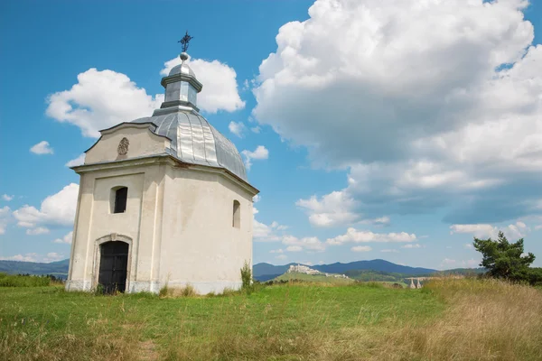 Spisska Kapitula - Kápolna a Szent Márton katedrális felett és a Szepesi vár bordái a háttérben. — Stock Fotó