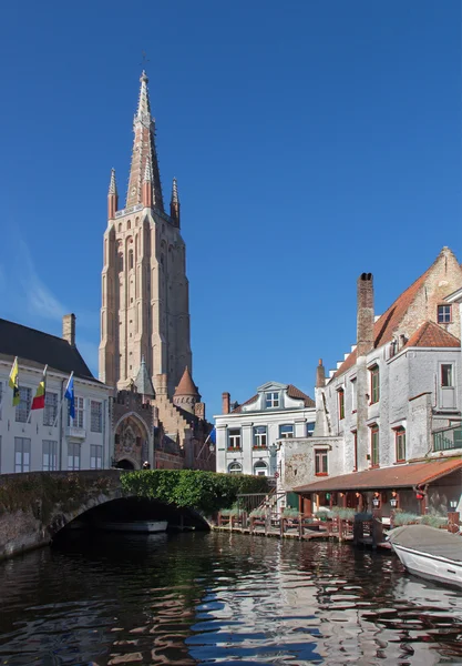 Bruges - Igreja de Nossa Senhora e canal na luz da manhã — Fotografia de Stock