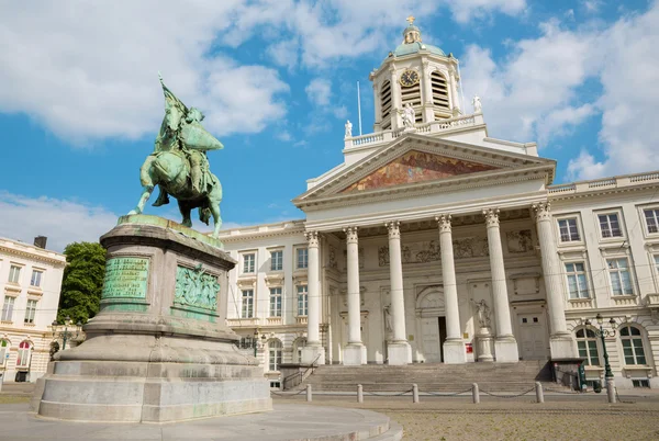 Brussels - St Jacques Church at The Coudenberg and Godefroid Van Bouillon king of Jesusalem memorial. — Stock Photo, Image