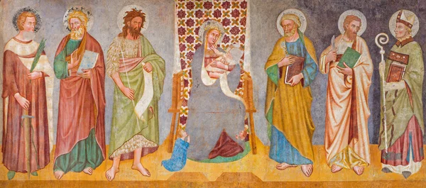 TREVISO, ITALIA - maaliskuu 18, 2014: Fresco of Madonna ja pyhimysten pyhimys Nicholas tai San Nicolo kirkon 14. sentin. — kuvapankkivalokuva