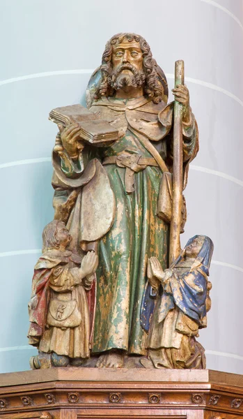 BRUGGE, BÉLGICA - 12 DE JUNIO DE 2014: La estatua tallada del apóstol San Jacob en la iglesia de San Jocobs (Jakobskerk ) — Foto de Stock