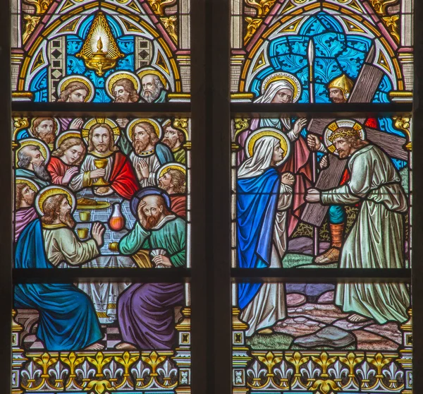 BRUGES, BÉLGICA - 12 DE JUNIO DE 2014: La última cena y Jesús se encuentran con las escenas de su madre en el windwopane en la iglesia de San Jacobs (Jakobskerk ). —  Fotos de Stock