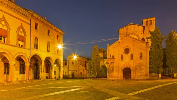 Bolonha - Praça Santo Estêvão ou Piazza San Stefano ao entardecer — Fotografia de Stock