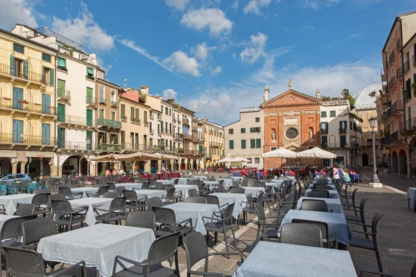 Padua, Italien - den 10 september, 2014: piazza dei signori torg med kyrkan san clemente i bakgrunden. — Stockfoto