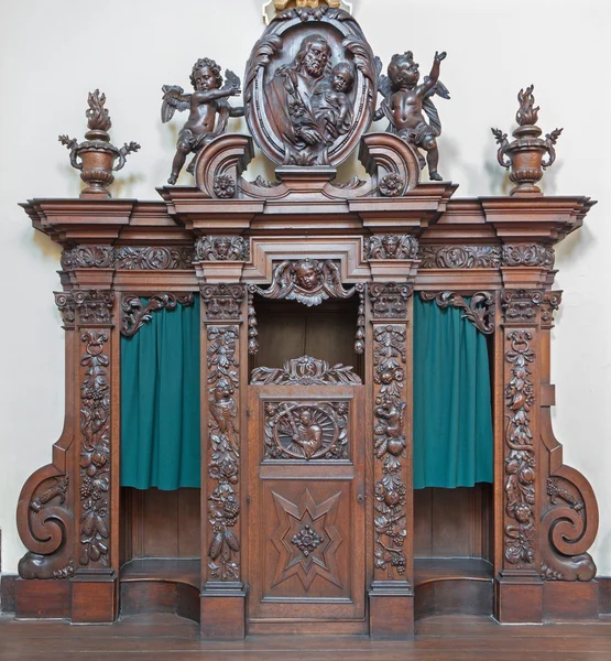 BRUGES, BÉLGICA - JUNHO 13, 2014: A caixa de confissão esculpida em Karmelietenkerk (Carmelitas igreja) por carmelita Victor van de Heilige Jacob fromk 17. cent . — Fotografia de Stock