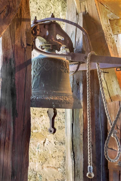 O velho sino da morte na torre da igreja — Fotografia de Stock