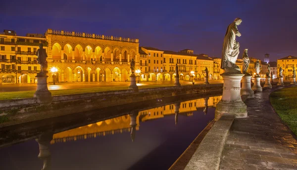 Padua - prato della valle akşam karanlığında ve Venedik Sarayı