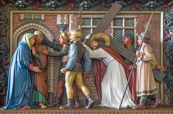 Bruges, Belgien - 13. Juni 2014: Jesus trifft seine Mutter. Relief in der St.-Giles-Kirche (sint gilliskerk) als Teil des Passionszyklus des Christus. — Stockfoto