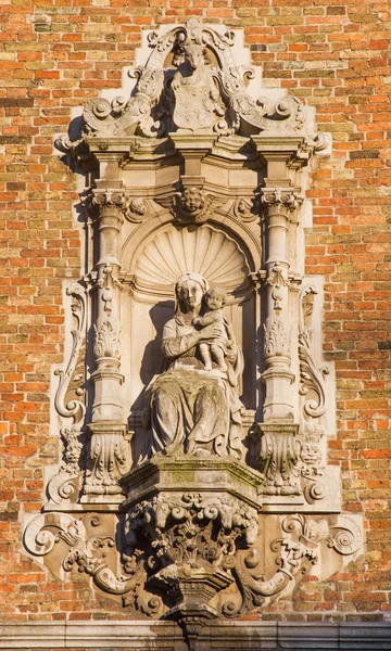 BRUGES, BELGIUM - JUNE 12, 2014: Patung Barok Madonna di fasad Belfort van Brugge . — Stok Foto