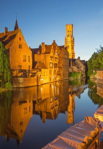 Bruges - Blick vom rozenhoedkaai in brugge mit dem perez de malvenda haus und belfort van brugge im Hintergrund in der Abenddämmerung. — Stockfoto
