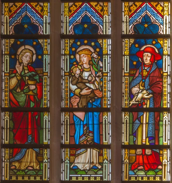 BRUGES, BELGIUM - JUNE 13, 2014: Madonna with the saints on the windowpane in st. Giles church (Sint Gilliskerk) — Stock Photo, Image