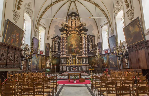 BRUGES, BELGIO - 14 GIUGNO 2014: Nave di Sant'Anna chiesa gotica (Sint Annakerk ). — Foto Stock