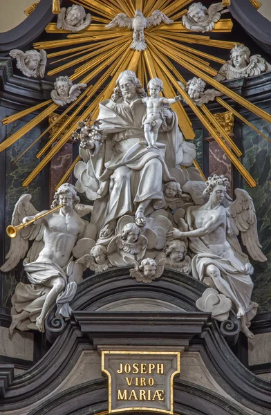 BRUGES, BELGIUM - JUNE 13, 2014: The carved statue of st. Joseph with the child and angesl on the main altar in Karmelietenkerk (Carmelites church) — Stock Photo, Image