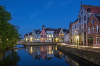 Bruges - kanal ve Aziz annarei ve verversdijk sokakları akşam karanlığında.