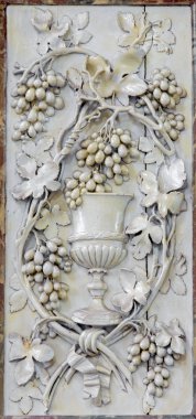 Mechelen, Belçika - 14 Haziran 2014: cap oyma kabartma ve kan içinde İsa Mesih'in eucharist sembolü olarak kilise bizim hanım de dyle.