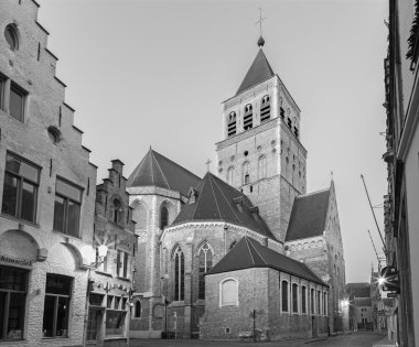 Bruges, Belçika - 12 Haziran 2014: kilise st. Jacob sabah sis içinde.