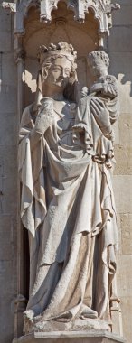 Bruges, Belçika - 13 Haziran 2014: madonna Belediye Binası'nın heykeli.