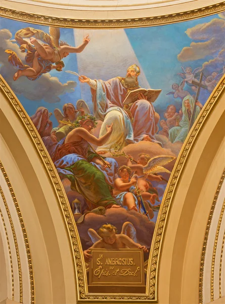 BERGAMO, ITALIA - 8 de septiembre de 2014: El fresco de san Ambrosio de la cúpula de la iglesia Santa Maria Immacolata delle Grazie por Enrico Scuri (1876 ). — Foto de Stock