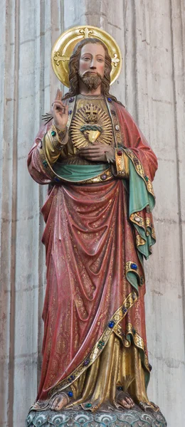 Mechelen, Belgien - den 14 juni, 2014: snidade och polykrom statyn av hjärtat av jesus Kristus i kyrkan vår dam över de Dylen. — Stockfoto