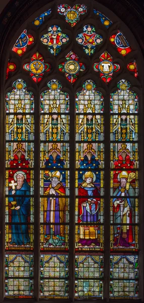 BRUGGE, BELGIUM - JUNE 13, 2014: The Windowpane with the saints in the in st. Giles (Sint Gilliskerk). — Stock Photo, Image