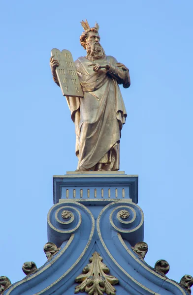 BRUGES, BELGIO - 12 GIUGNO 2014: La statua di Mosè sulla facciata della casa in piazza Burg alla luce del mattino . — Foto Stock