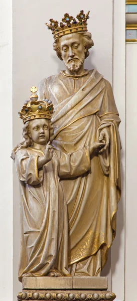 BRUGES, BELGIUM - 13 IUNIE 2014: Statuia sculptată a Sf. Iosif cu coroana în Karmelietenkerk (biserica Carmelites ) — Fotografie, imagine de stoc
