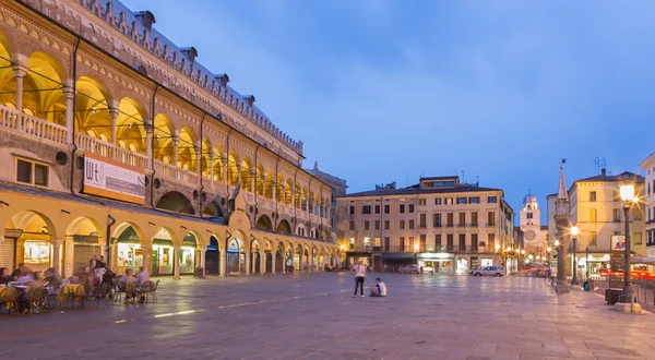 PADUA, ITALIA - SYYSKUU 9, 2014: Piazza delle Erbe iltahämärässä ja Palazzo della Ragione . — kuvapankkivalokuva