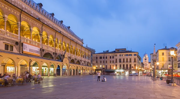 パドヴァ、イタリア - 2014 年 9 月 9 日: 広場・ デッレ ・ アーブ夜の夕暮れ、パラッツォ ・ デッラ ・ ラジョーネ. — ストック写真