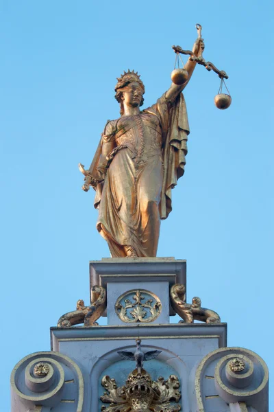 Brugge, België - 12 juni 2014: het standbeeld van Justitie op de gevel van het huis op burg plein in de ochtend licht. — Stockfoto