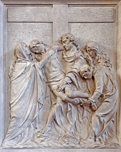 BRUXELAS, BÉLGICA - 15 DE JUNHO DE 2014: Alívio de pedra à deposição da cena transversal na igreja Notre Dame du Bon Secource . — Fotografia de Stock