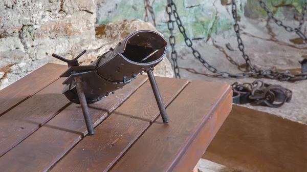 Burg Spissky, Slowakei - 19. Juli 2014: der Hochschuh für die Folter aus dem Schloss. — Stockfoto