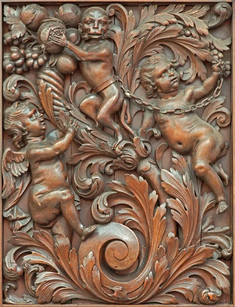 BRUGES, BELGIUM - 13 IUNIE 2014: Sculptura simbolică a îngerilor cu maimuța din Karmelietenkerk (biserica Carmelites) de carmelitul Victor van de Heilige Jacob din 17cent. . — Fotografie, imagine de stoc