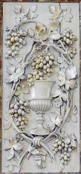 Mechelen, Belgie - 14 červen 2014: vyřezávaný reliéf SZP jako symbolu eucharistie a krev Ježíše Krista v kostel naší paní přes de dyle. — Stock fotografie