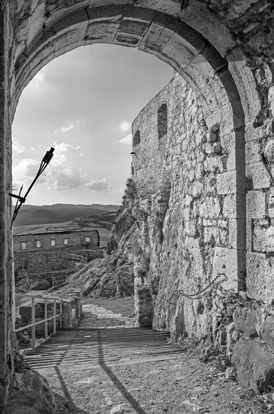 Spissky Kalesi - orta kale avlu kapısı karşısında bir görünüm — Stok fotoğraf