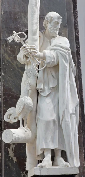 Brüssel, Belgien - 15. Juni 2014: die Statue des Apostels Petrus mit Kreuz, Schlüssel und Hahn in der Kirche Notre dame aux richriches claires aus dem 20. Jahrhundert. — Stockfoto