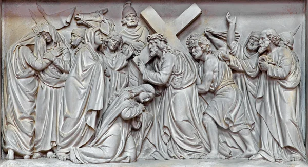 MECHELEN, BÉLGICA - JUNHO 14, 2014: Alívio de pedra Jesus encontra as mulheres de Jerusalém na igreja Nossa Senhora do outro lado de Dyle por P. J de Cuyper . — Fotografia de Stock